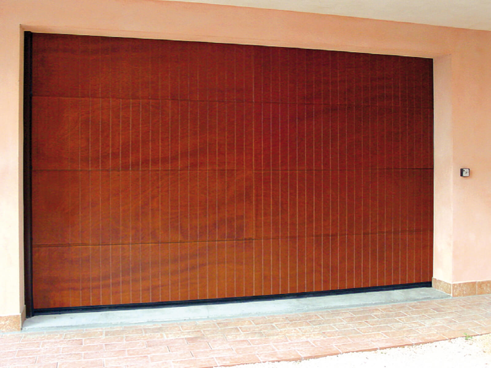 Portone sezionale in legno-alluminio PEGASO - Disegno Polis