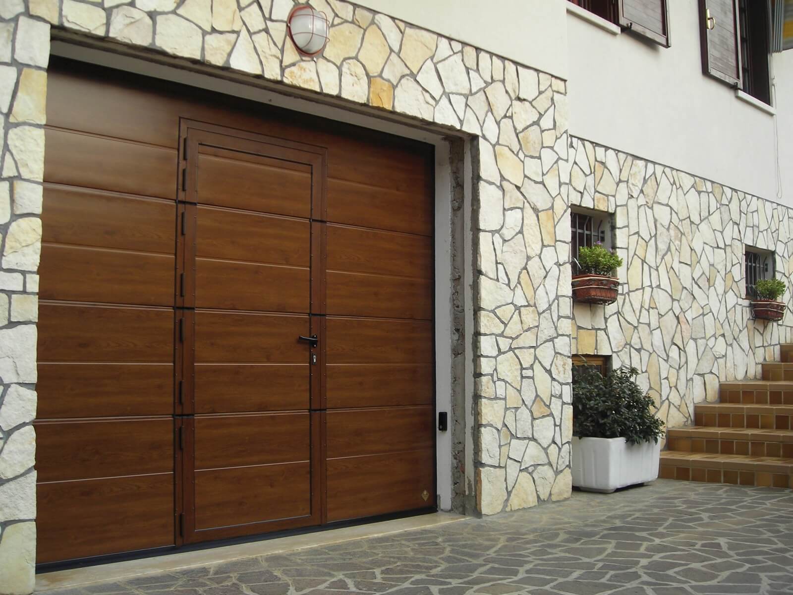 Portone sezionale da garage CUPIS - Simil legno noce porta pedonale ribassata