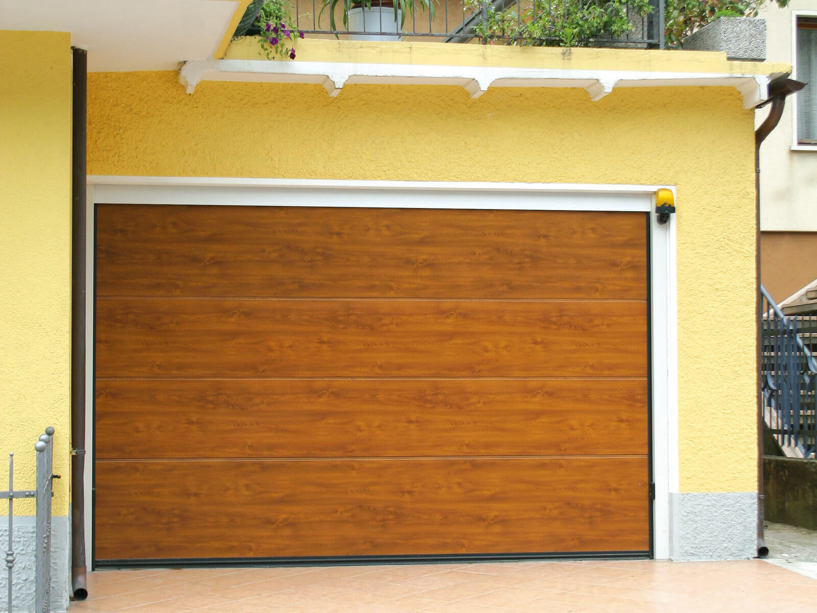 Portone sezionale da garage CUPIS - Simil legno quercia dorata