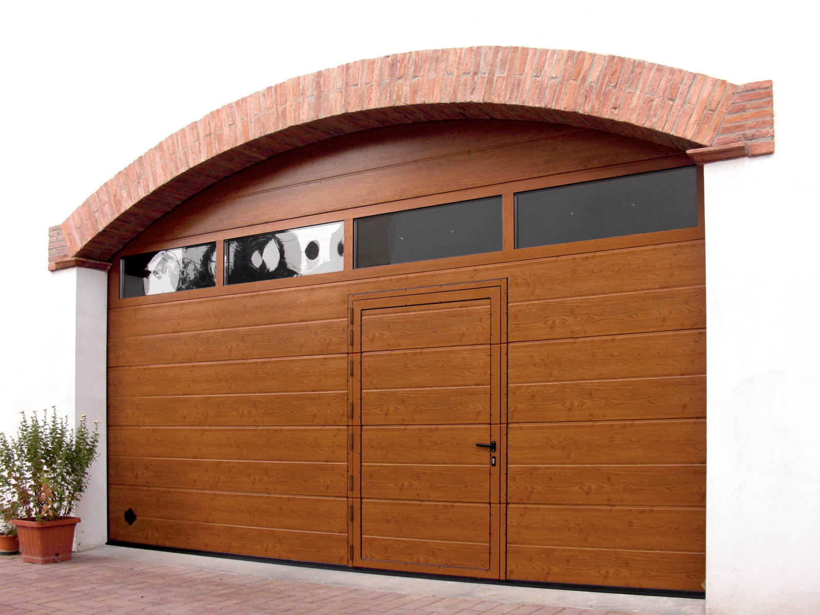 Portone sezionale da garage CUPIS - Simil legno quercia porta pedonale ribassata