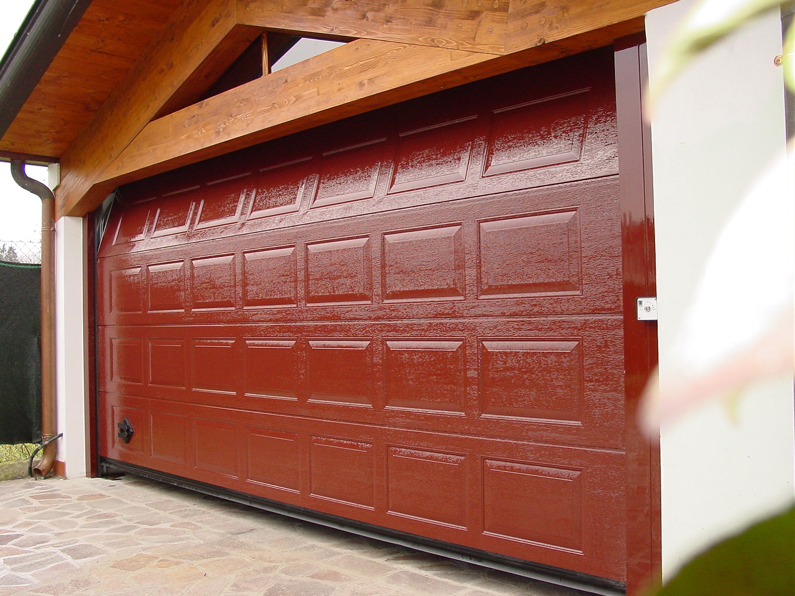 Portone sezionale da garage IRIS - Woodgrain rosso RAL