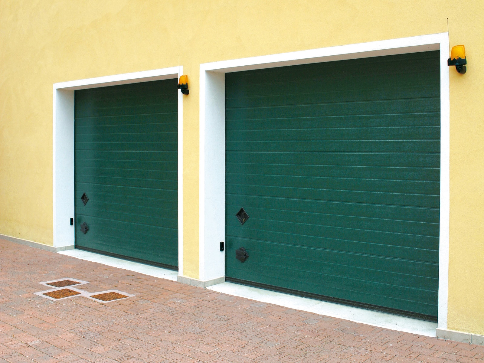 Portone sezionale da garage SIRIO - Woodgrain verde RAL 6005